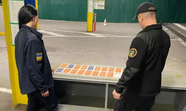 Попытка контрабанды: на границе задержали первую партию нелегальных iPhone 17 (фото)