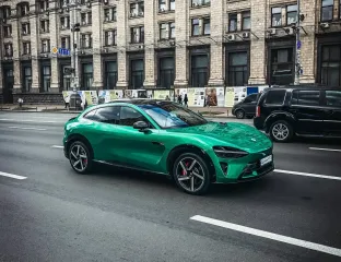 Ferrari на минималках: в Киеве появился первый электрокроссовер Xiaomi (фото)