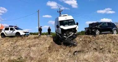 На трасі на Одещині легковик зіткнувся з вантажівкою: постраждали чотири людини
