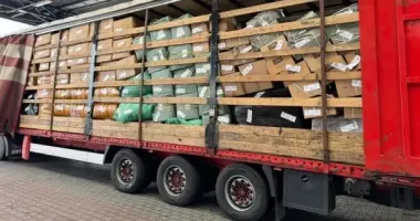 Замість гуманітарки – шуби, одяг та медичне обладнання: на Львівщині зупинили вантажівку з товарами на 6 млн грн