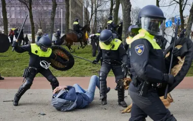 У Нідерландах протести проти міграції переросли в жорсткі сутички з поліцією