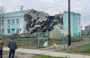 "Завалилась": в России на глазах очевидцев рухнуло здание школы (видео)