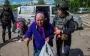 В Константиновке полицейские вытащили из поврежденного дома пожилых супругов (видео)