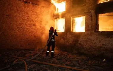 В Сумах після ударів дронів спалахнула масштабна пожежа: в ДСНС показали наслідки