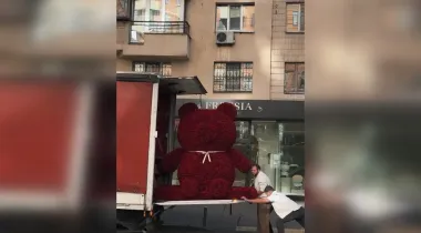 Мишка ценой машины: в Киеве создали композицию из цветов за более чем 500 тысяч гривен (видео)