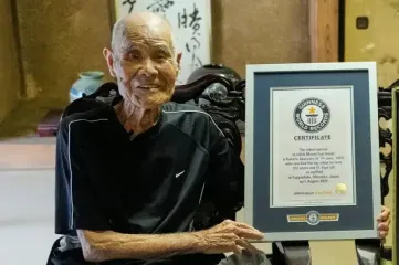 "Не знаю, почему прожил": 102-летний мужчина стал мировым рекордсменом, покорив японскую гору