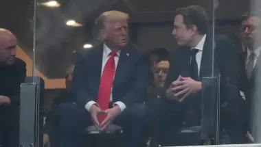 "Я по тебе скучал": о чем говорили Трамп и Маск на прощании с Чарли Кирком (видео)