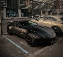 Их существует только 899: в Киеве заметили лимитированный суперкар Aston Martin на "бляхах" (фото)