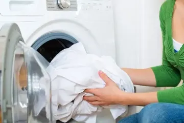 Как отбелить белые вещи в домашних условиях: что добавить в стиральную машину