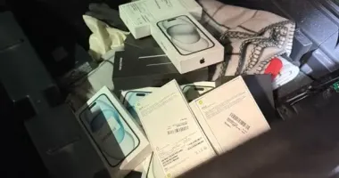 Во Львовской области таможенники обнаружили партию iPhone и Samsung на 750 тысяч гривен, спрятанную в авто