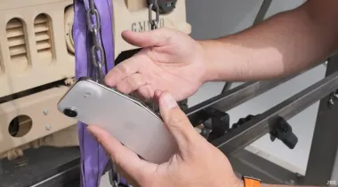 iPhone Air удалось согнуть, но не руками: смартфон выдержал жесткое испытание (видео)
