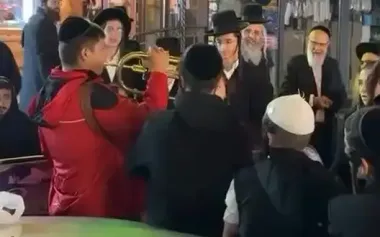 Hasidim in Uman gather together, listen to Ukrainian anthem and shout Ukrainian slogans: "Glory to Ukraine! Putin is dickhead!". VIDEO