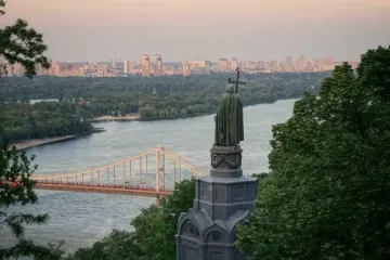 Берега Днепра в Киеве стали бирюзовыми: в чем причина странной окраски