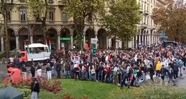 Десятки тысяч людей выходят на протесты в Италии: порты заблокированы, школы закрыты (видео)