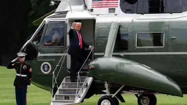 "В качестве мести": мужчина навел лазерную указку на вертолет Трампа, его арестовали