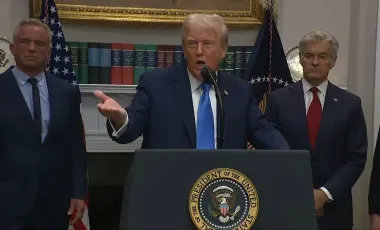 Трамп заявил, что парацетамол вызвает аутизм, но ученые это опровергают (видео)