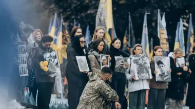 В Киеве впервые перекрыли Крещатик для минуты молчания: как это было