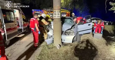 В Запорожье легковушка врезалась в электроопору: водителя зажало в салоне