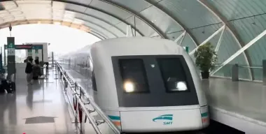 Путешествовала на скорости 431 км/ч: туристка испытала самый быстрый поезд в мире (видео)