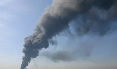 У російському Башкортостані вирує масштабна пожежа після ударів України — відео