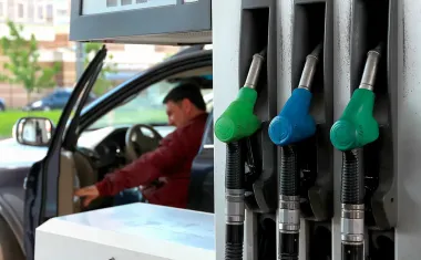 Украинские БПЛА парализуют НПЗ: российские АЗС вводят жесткие лимиты на топливо