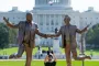 За руку с Эпштейном: перед Капитолием появилась новая статуя Трампа (видео)