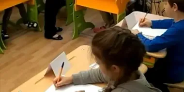 Дітей відраховувати зі шкіл, бо вчителі в хаосі: українці вимагають захистити педагогів, бо освіти не буде