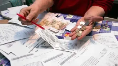 Залишать сам на сам з платіжками: коли можуть скасувати субсидію через родичів