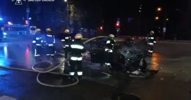 У Запоріжжі внаслідок ДТП загорівся легковик