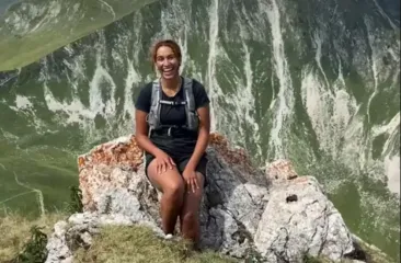 Девушка покорила гору, чтобы сделать "идеальное фото": все пошло не по плану (видео)