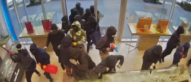 Новые друзья Оушена: дерзкое ограбление ювелирного магазина попало на камеры (видео)