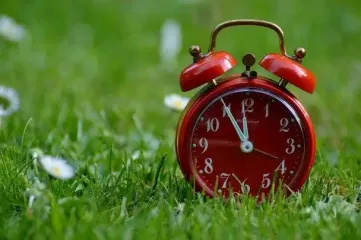 Годинник переводять на зимовий час: як це пережити
