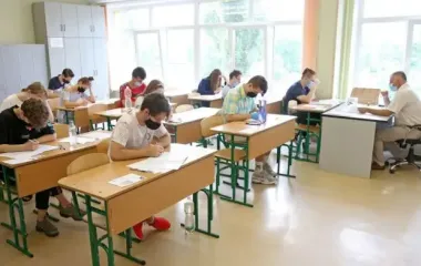 Ші замінить вчителів? Українські школярі навчатимуться з допомогою чат-боту