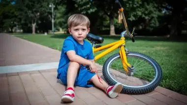Дитина впала і зламала руку: хто має відповідати за дитячу травму у школі
