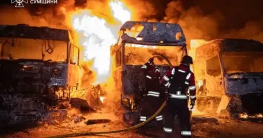У Сумах внаслідок атаки БпЛА згоріли вантажівки на стоянці