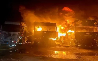 В Сумах после ночного удара дронов полностью сгорели семь грузовиков