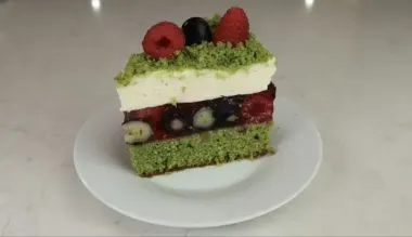 Торт "Лесной мох" со шпинатом и ягодами: взрыв цвета и вкуса для вашего праздника, рецепт