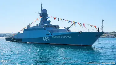Корабль ЧФ РФ "убегал" от украинских дронов и врезался в танкер, — Defense Express (фото)