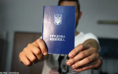 Пенсионный фонд пояснил, что будет со стажем до 2004, если не оцифровать трудовую книжку