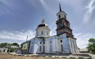 Росіяни обстріляли Херсон: снаряд пробив дах Успенського собору під час літургії