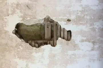 Подружжя під час ремонту виявило "моторошну" знахідку у стіні ванної кімнати: що вони знайшли (фото)