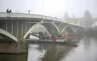 В Німеччині судно протаранило два мости на річці