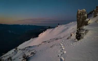 В заснеженных Карпатах спасли маму с сыном: ГСЧС показала фото