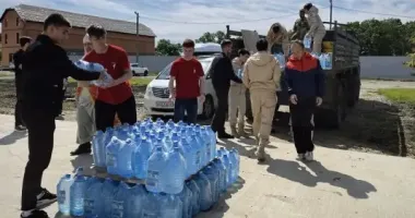 В окупованому Донецьку дітей примушують розвозити воду терористам