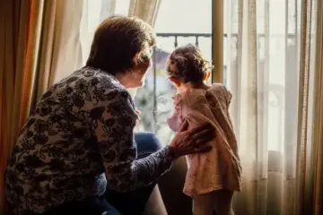 Могут ли родители запретить бабушке или дедушке общаться с ребенком: ответ омбудсмана