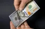 Українцям не хочуть обмінювати купюри у 100 доларів 2003 року: в чому річ