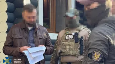 "Помогал" россиянам получать украинские паспорта: правоохранители разоблачили экс-дипломата МИД