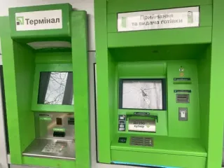 ПриватБанк блокирует карты прямо в банкомате: украинцы теряют часы и по 600 грн