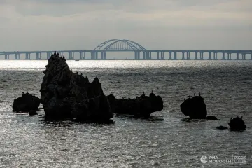 "Уровень тревожности растет": оккупанты усилили защиту Крымского моста (фото, видео)