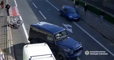 У Києві водій Mercedes жорстоко побив велосипедиста: він виявився підозрюваним у корупції